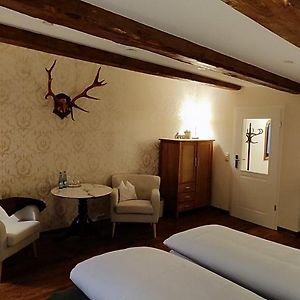 Großes Zimmer mit Kingsize-Bett